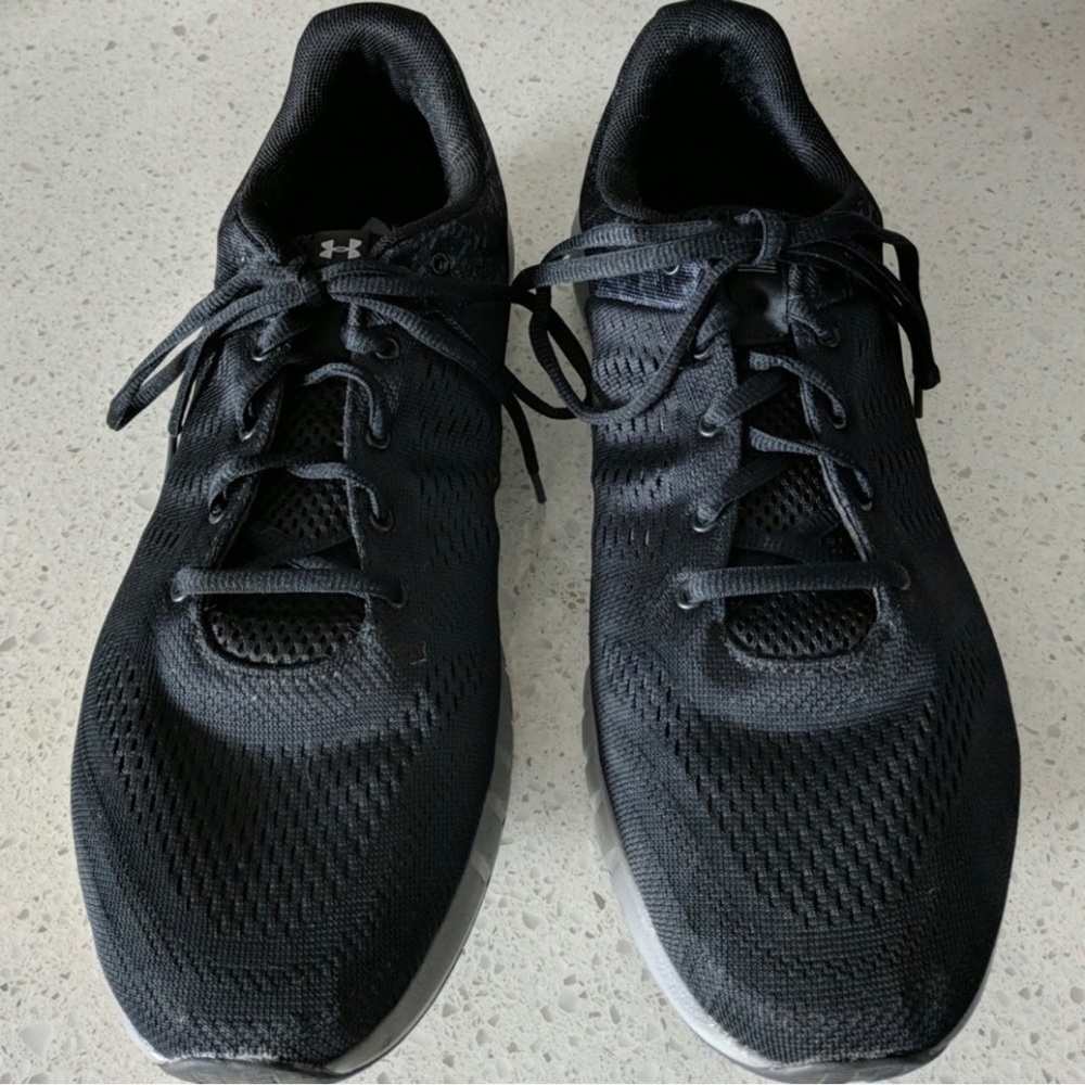 Men’s Under Armour tennis shoes